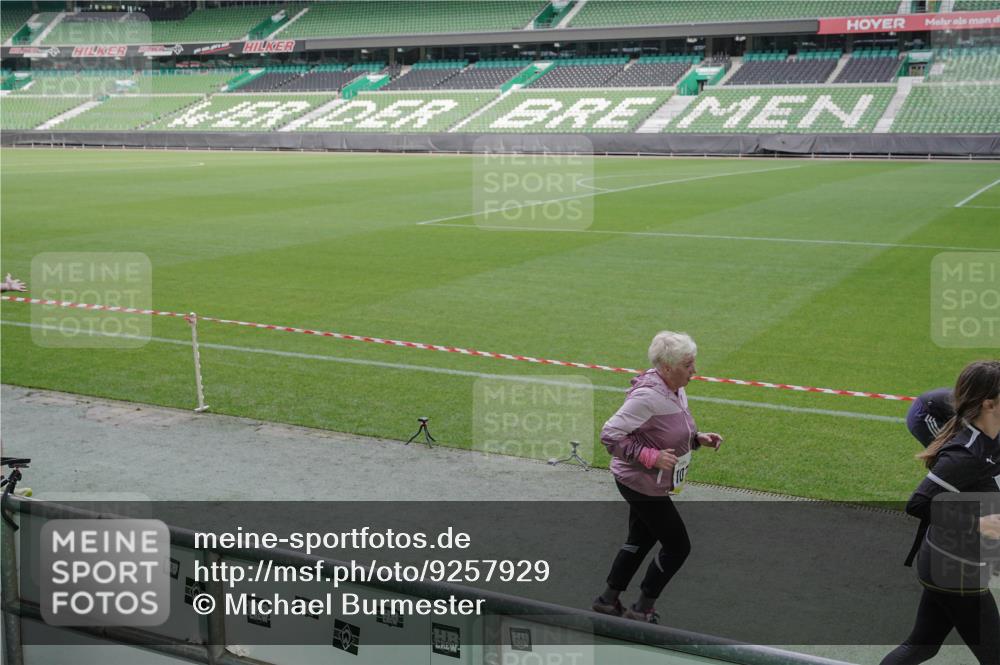 05.10.2025 - 20. swb-Marathon Bremen Michael Burmester http://msf.ph/oto/9257929 05.10.2025 10:45:27 Laufen im Stadion 7109, 7110, 8476, 9203, 9242, 9264, 9342, 9441, 9643, 9756, 9767, 9768, 9948, 9970, 10000, 10114, 10115, 10186, 10190, 10201, 10282, 10292, 10339, 10340, 10379, 10472, 10602, 10622, 10647, 10671, 10728, 10752, 10808, 10842, 10846, 10957, 11020, 11029, 11068, 11085, 11117, 11118, 11139, 11264, 11367, 11375, 11378, 11407, 11541, 7007, 9012, 9303, 9479, 9567, 9631, 9899, 10273, 10984, 11060, 11072, 11293, 11385, 11448, 11544, 11557 meine-sportfotos.de