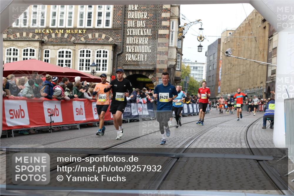 05.10.2025 - 20. swb-Marathon Bremen Yannick Fuchs http://msf.ph/oto/9257932 05.10.2025 10:47:30 Ziel 9428, 9670, 10637, 10667, 11498, 11705, 11742 meine-sportfotos.de