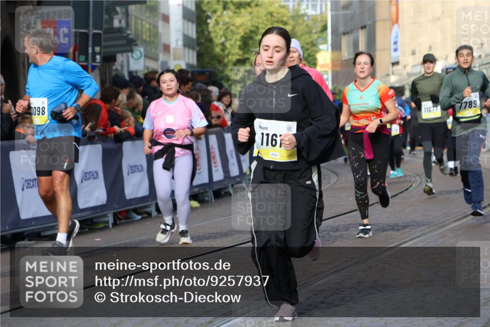 05.10.2025 - 20. swb-Marathon Bremen Strokosch-Dieckow http://msf.ph/oto/9257937 05.10.2025 11:04:08 Ziel 7123, 7789, 9275, 10098, 10853, 11001, 11077, 11102, 11611, 11685 meine-sportfotos.de