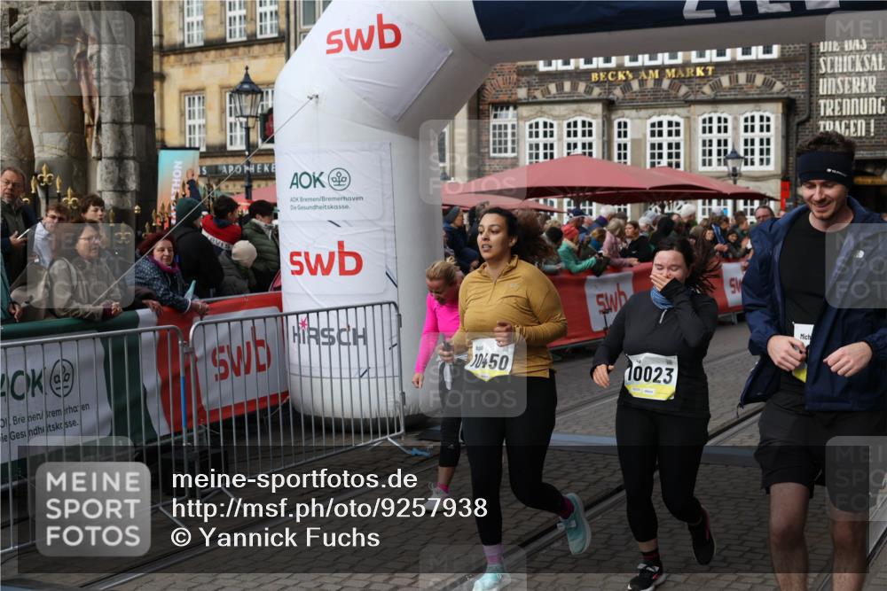 05.10.2025 - 20. swb-Marathon Bremen Yannick Fuchs http://msf.ph/oto/9257938 05.10.2025 11:16:33 Ziel 10023, 10083, 10379, 10450, 11029, 11358, 11404 meine-sportfotos.de