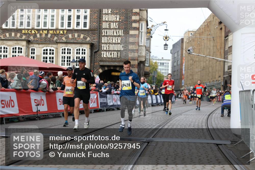 05.10.2025 - 20. swb-Marathon Bremen Yannick Fuchs http://msf.ph/oto/9257945 05.10.2025 10:47:30 Ziel 9428, 9670, 10637, 10667, 11498, 11705, 11742 meine-sportfotos.de