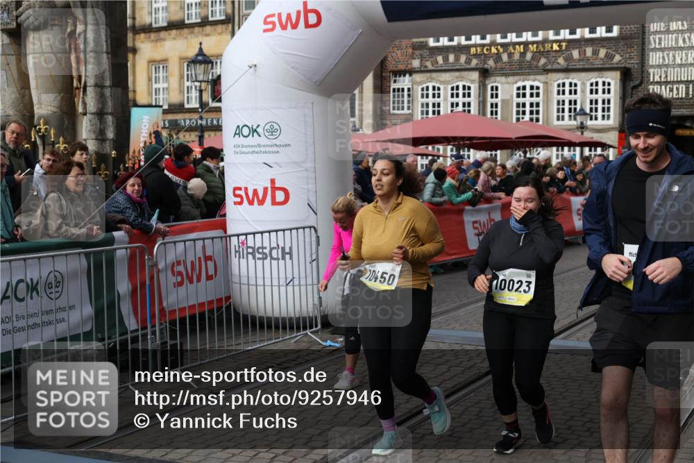 05.10.2025 - 20. swb-Marathon Bremen Yannick Fuchs http://msf.ph/oto/9257946 05.10.2025 11:16:33 Ziel 10023, 10083, 10379, 10450, 11029, 11358, 11404 meine-sportfotos.de