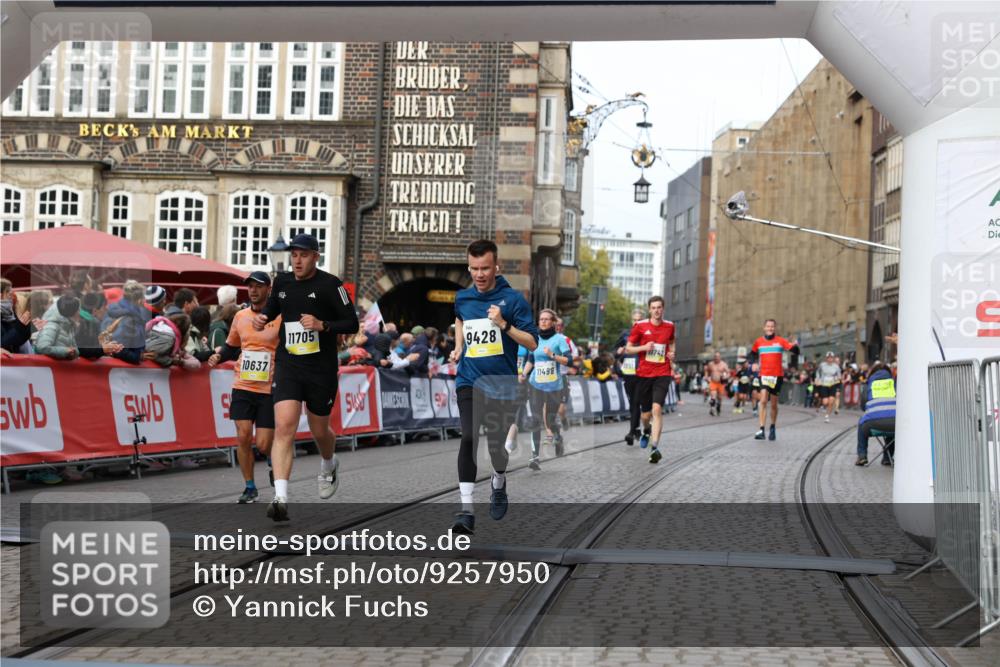 05.10.2025 - 20. swb-Marathon Bremen Yannick Fuchs http://msf.ph/oto/9257950 05.10.2025 10:47:30 Ziel 9428, 9670, 10637, 10667, 11498, 11705, 11742 meine-sportfotos.de