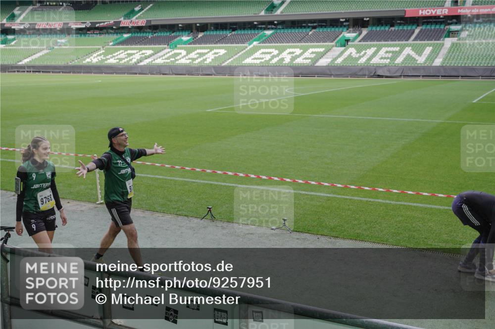 05.10.2025 - 20. swb-Marathon Bremen Michael Burmester http://msf.ph/oto/9257951 05.10.2025 10:45:28 Laufen im Stadion 7109, 7110, 8476, 9203, 9242, 9264, 9342, 9441, 9643, 9756, 9767, 9768, 9838, 9948, 9970, 10000, 10114, 10115, 10186, 10190, 10201, 10282, 10292, 10339, 10340, 10379, 10472, 10496, 10602, 10622, 10647, 10671, 10728, 10752, 10808, 10842, 10846, 10957, 10976, 11020, 11029, 11068, 11085, 11117, 11118, 11139, 11264, 11367, 11375, 11378, 11407, 11541, 7007, 9012, 9303, 9567, 9631, 9899, 9970, 10273, 11060, 11293, 11385, 11448, 11544, 11557 meine-sportfotos.de