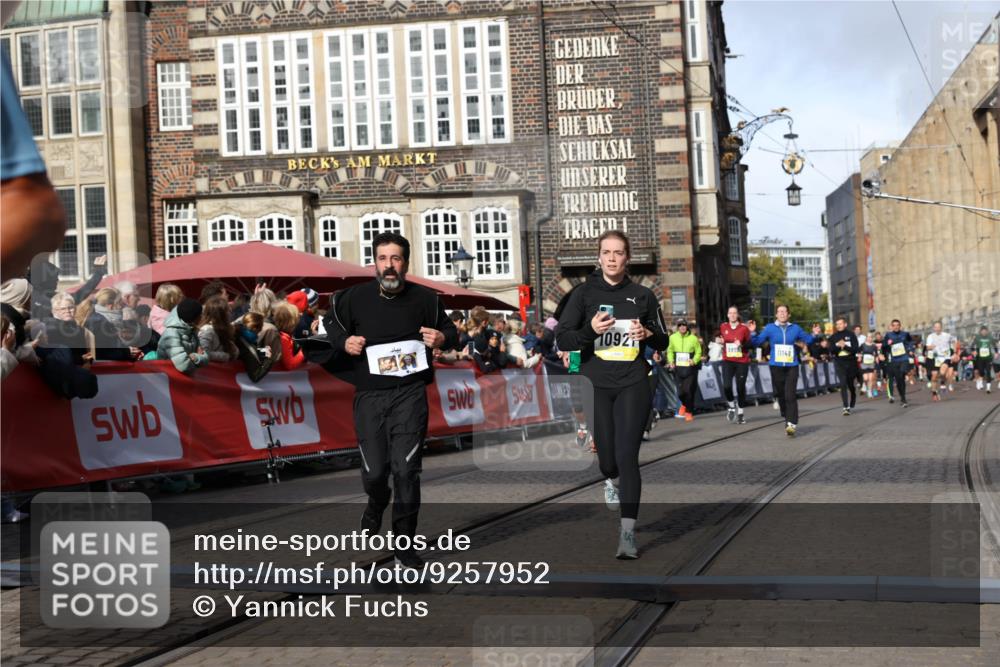 05.10.2025 - 20. swb-Marathon Bremen Yannick Fuchs http://msf.ph/oto/9257952 05.10.2025 10:56:04 Ziel 7147, 9871, 10610, 10654, 10758, 10921, 11052, 11439 meine-sportfotos.de