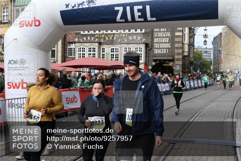 05.10.2025 - 20. swb-Marathon Bremen Yannick Fuchs http://msf.ph/oto/9257957 05.10.2025 11:16:33 Ziel 10023, 10083, 10379, 10450, 11029, 11358, 11404 meine-sportfotos.de