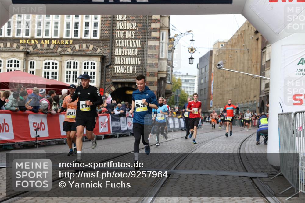 05.10.2025 - 20. swb-Marathon Bremen Yannick Fuchs http://msf.ph/oto/9257964 05.10.2025 10:47:30 Ziel 9428, 9670, 10637, 10667, 11498, 11705, 11742 meine-sportfotos.de