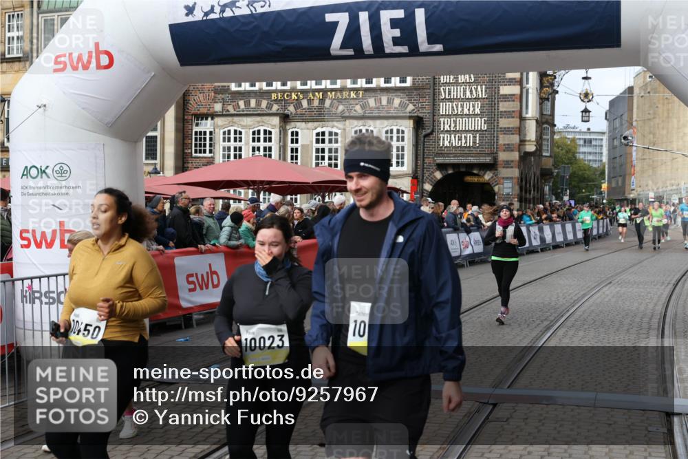 05.10.2025 - 20. swb-Marathon Bremen Yannick Fuchs http://msf.ph/oto/9257967 05.10.2025 11:16:33 Ziel 10023, 10083, 10379, 10450, 11029, 11358, 11404 meine-sportfotos.de