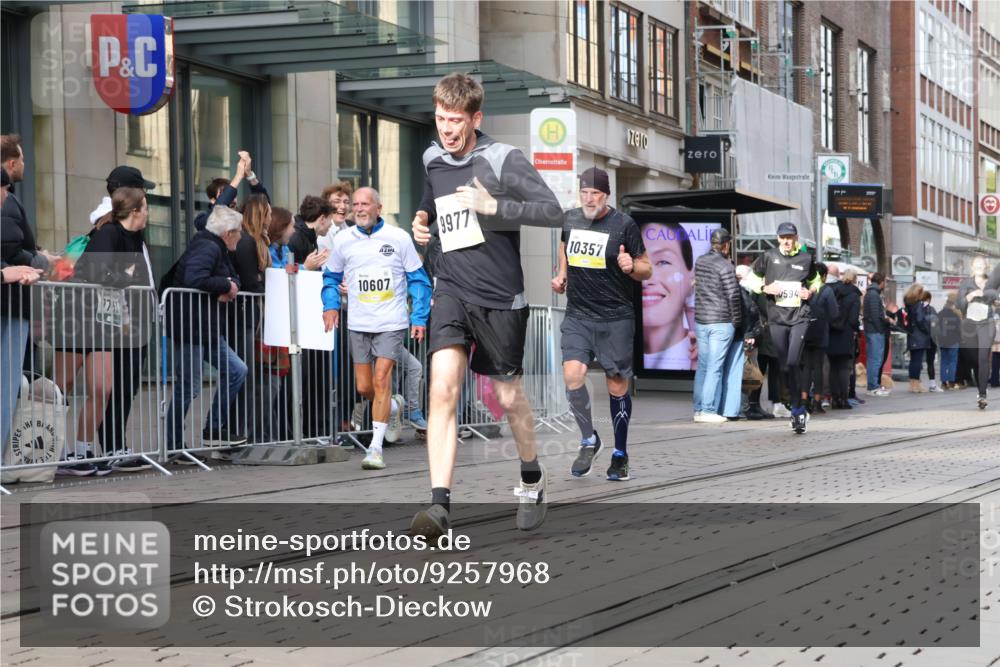05.10.2025 - 20. swb-Marathon Bremen Strokosch-Dieckow http://msf.ph/oto/9257968 05.10.2025 10:58:42 Ziel 9219, 9349, 9508, 9518, 9542, 9601, 9692, 9847, 9977, 10039, 10080, 10143, 10353, 10357, 10560, 10588, 10594, 10607, 11290, 11483, 11612, 9219, 9349, 9508, 9518, 9542, 9601, 9692, 9847, 9977, 10039, 10080, 10143, 10353, 10357, 10560, 10588, 10594, 10607, 11290, 11483, 11612 meine-sportfotos.de