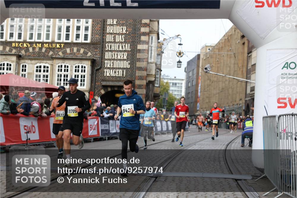 05.10.2025 - 20. swb-Marathon Bremen Yannick Fuchs http://msf.ph/oto/9257974 05.10.2025 10:47:30 Ziel 9428, 9670, 10637, 10667, 11498, 11705, 11742 meine-sportfotos.de