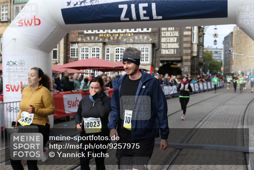 05.10.2025 - 20. swb-Marathon Bremen Yannick Fuchs http://msf.ph/oto/9257975 05.10.2025 11:16:33 Ziel 10023, 10083, 10379, 10450, 11029, 11358, 11404 meine-sportfotos.de