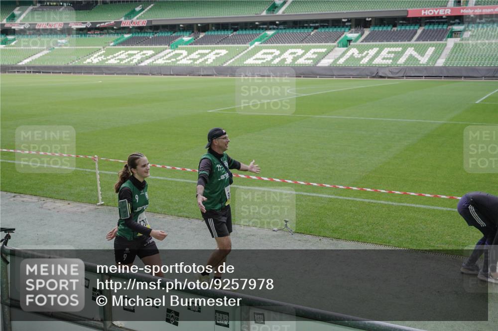 05.10.2025 - 20. swb-Marathon Bremen Michael Burmester http://msf.ph/oto/9257978 05.10.2025 10:45:29 Laufen im Stadion 7109, 7110, 8476, 9203, 9242, 9264, 9342, 9441, 9643, 9756, 9767, 9768, 9838, 9948, 10000, 10114, 10115, 10186, 10190, 10201, 10282, 10292, 10339, 10340, 10379, 10472, 10496, 10602, 10622, 10647, 10671, 10728, 10752, 10808, 10842, 10846, 10957, 10976, 11020, 11029, 11036, 11068, 11085, 11117, 11118, 11139, 11264, 11332, 11367, 11375, 11378, 11407, 11541, 7007, 9012, 9303, 9567, 9631, 9899, 9970, 10273, 11060, 11293, 11385, 11448, 11544, 11557 meine-sportfotos.de