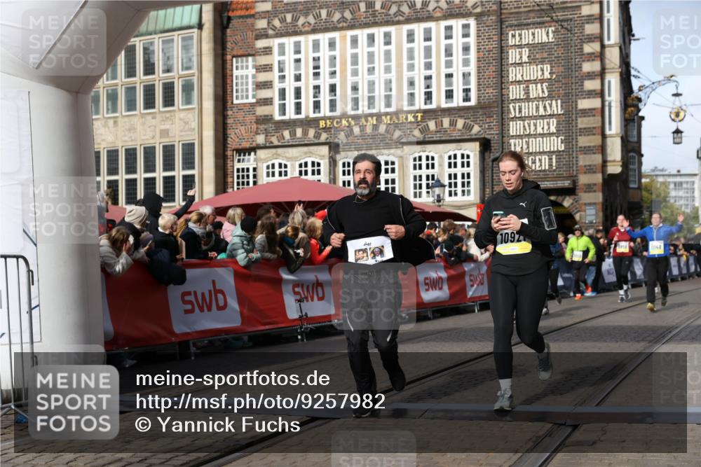 05.10.2025 - 20. swb-Marathon Bremen Yannick Fuchs http://msf.ph/oto/9257982 05.10.2025 10:56:04 Ziel 7147, 9871, 10610, 10654, 10758, 10921, 11052, 11439 meine-sportfotos.de