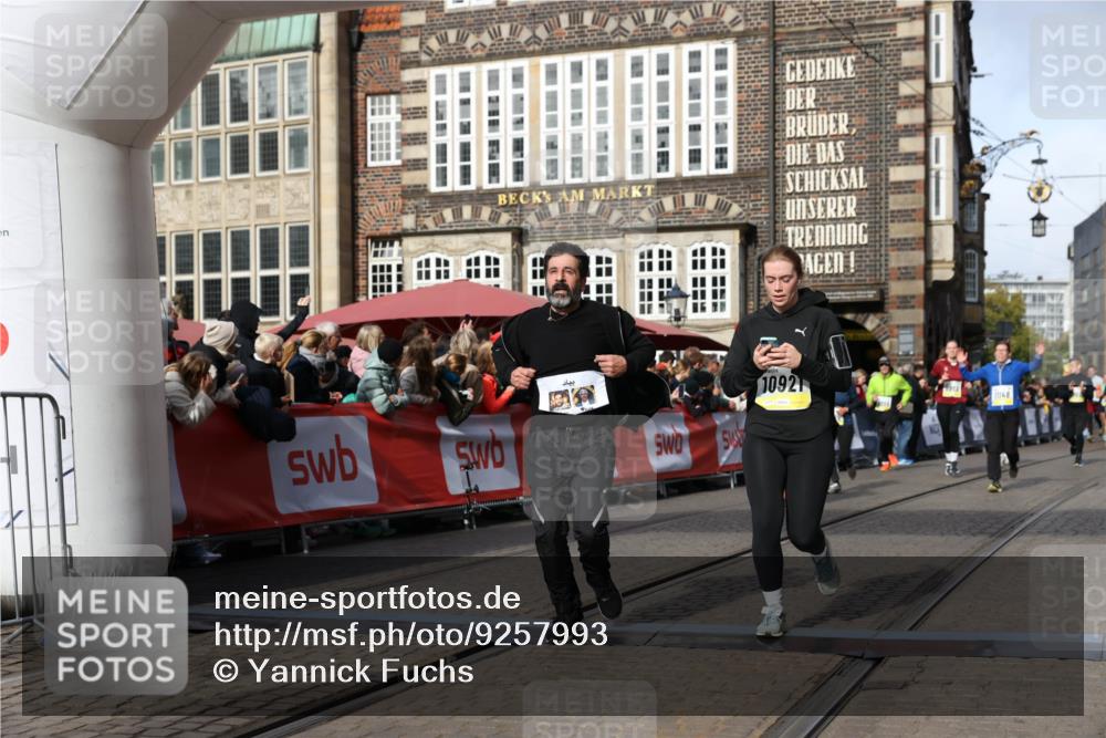 05.10.2025 - 20. swb-Marathon Bremen Yannick Fuchs http://msf.ph/oto/9257993 05.10.2025 10:56:04 Ziel 7147, 9871, 10610, 10654, 10758, 10921, 11052, 11439 meine-sportfotos.de