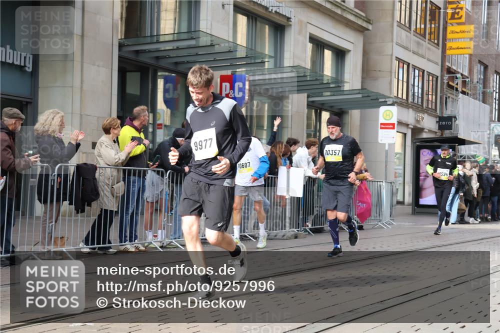 05.10.2025 - 20. swb-Marathon Bremen Strokosch-Dieckow http://msf.ph/oto/9257996 05.10.2025 10:58:43 Ziel 9219, 9349, 9508, 9518, 9542, 9601, 9692, 9847, 9977, 10039, 10080, 10143, 10274, 10353, 10357, 10560, 10588, 10594, 10607, 11483, 11612, 9219, 9349, 9508, 9518, 9542, 9601, 9692, 9847, 9977, 10039, 10080, 10143, 10274, 10353, 10357, 10560, 10588, 10594, 10607, 11483, 11612 meine-sportfotos.de