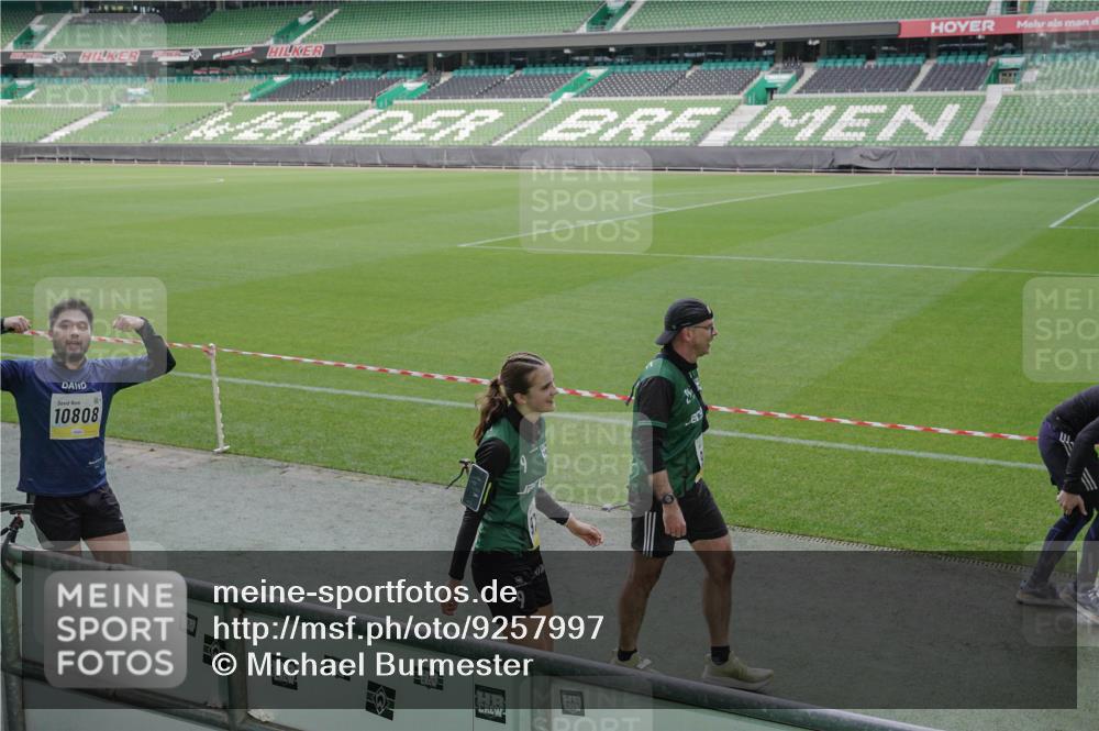 05.10.2025 - 20. swb-Marathon Bremen Michael Burmester http://msf.ph/oto/9257997 05.10.2025 10:45:30 Laufen im Stadion 7109, 7110, 8476, 9203, 9242, 9264, 9342, 9441, 9643, 9756, 9767, 9768, 9838, 9948, 10000, 10114, 10115, 10186, 10190, 10201, 10282, 10292, 10339, 10340, 10379, 10472, 10496, 10602, 10622, 10647, 10671, 10728, 10752, 10808, 10842, 10846, 10957, 10976, 11020, 11029, 11036, 11068, 11085, 11117, 11118, 11139, 11264, 11332, 11367, 11375, 11378, 11407, 11541, 9012, 9264, 9567, 9631, 9899, 9970, 10273, 11060, 11293, 11385, 11544, 11557 meine-sportfotos.de