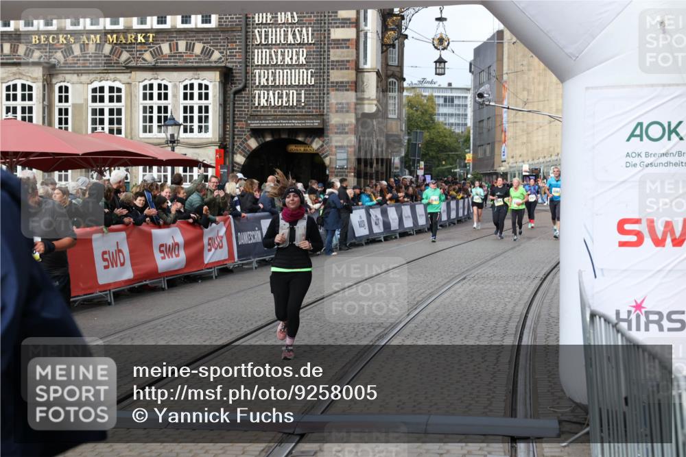 05.10.2025 - 20. swb-Marathon Bremen Yannick Fuchs http://msf.ph/oto/9258005 05.10.2025 11:16:34 Ziel 10023, 10083, 10379, 10450, 11029, 11358, 11404 meine-sportfotos.de