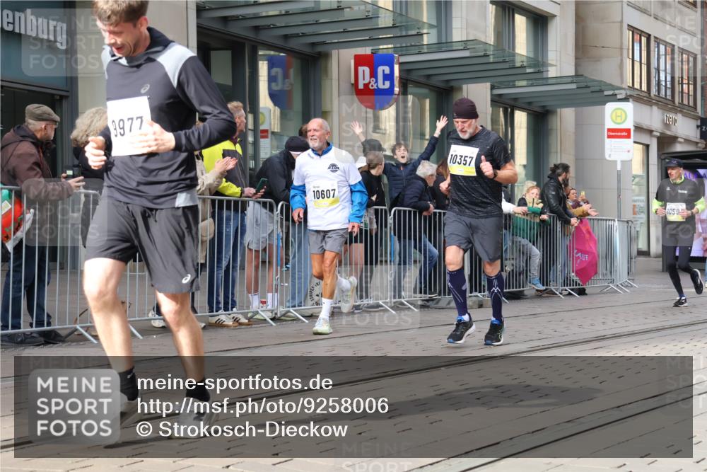 05.10.2025 - 20. swb-Marathon Bremen Strokosch-Dieckow http://msf.ph/oto/9258006 05.10.2025 10:58:43 Ziel 9219, 9349, 9508, 9518, 9542, 9601, 9692, 9847, 9977, 10039, 10080, 10143, 10274, 10353, 10357, 10560, 10588, 10594, 10607, 11483, 11612, 9219, 9349, 9508, 9518, 9542, 9601, 9692, 9847, 9977, 10039, 10080, 10143, 10274, 10353, 10357, 10560, 10588, 10594, 10607, 11483, 11612 meine-sportfotos.de