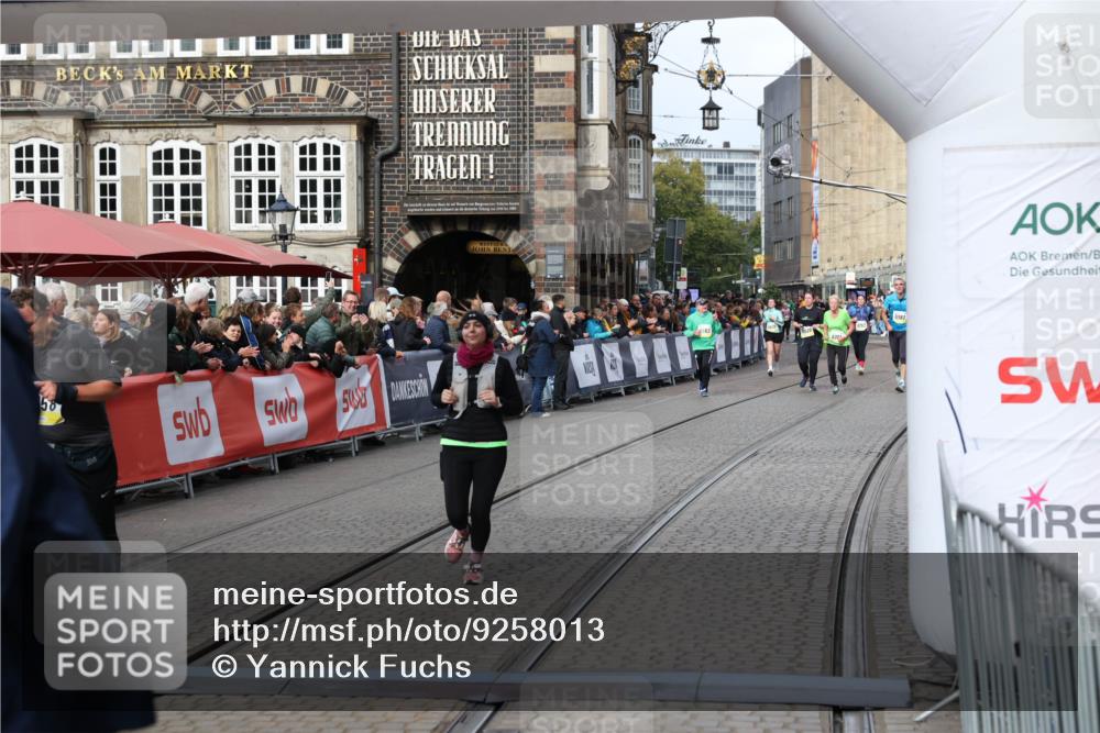 05.10.2025 - 20. swb-Marathon Bremen Yannick Fuchs http://msf.ph/oto/9258013 05.10.2025 11:16:34 Ziel 10023, 10083, 10379, 10450, 11029, 11358, 11404 meine-sportfotos.de