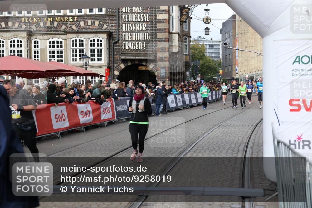 05.10.2025 - 20. swb-Marathon Bremen Yannick Fuchs http://msf.ph/oto/9258019 05.10.2025 11:16:34 Ziel 10023, 10083, 10379, 10450, 11029, 11358, 11404 meine-sportfotos.de