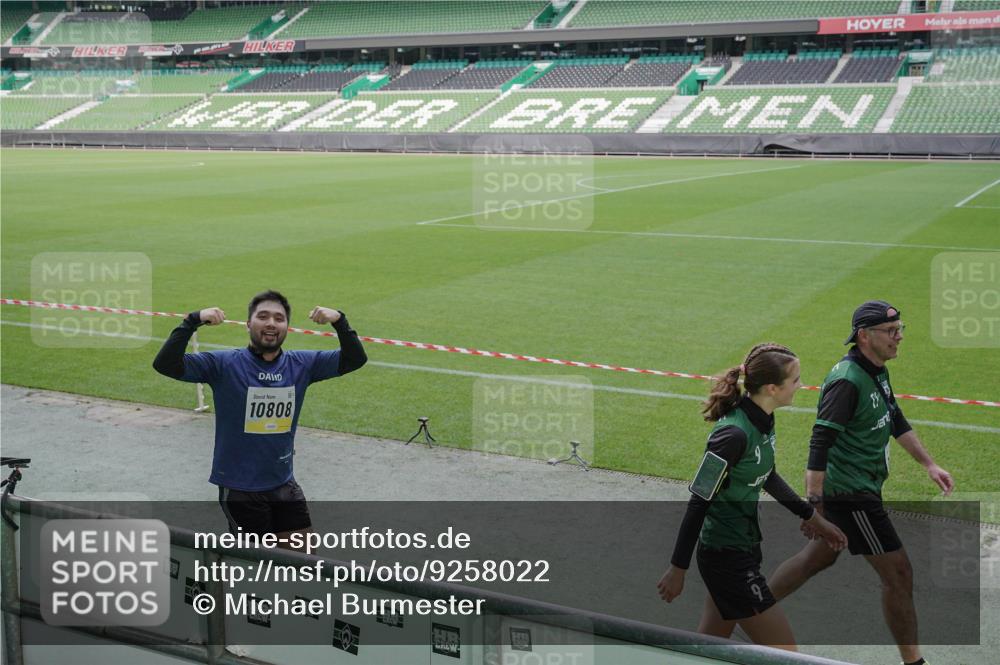 05.10.2025 - 20. swb-Marathon Bremen Michael Burmester http://msf.ph/oto/9258022 05.10.2025 10:45:30 Laufen im Stadion 7109, 7110, 8476, 9203, 9242, 9264, 9342, 9441, 9643, 9756, 9767, 9768, 9838, 9948, 10000, 10114, 10115, 10186, 10190, 10201, 10282, 10292, 10339, 10340, 10379, 10472, 10496, 10602, 10622, 10647, 10671, 10728, 10752, 10808, 10842, 10846, 10957, 10976, 11020, 11029, 11036, 11068, 11085, 11117, 11118, 11139, 11264, 11332, 11367, 11375, 11378, 11407, 11541, 9012, 9264, 9567, 9631, 9899, 9970, 10273, 11060, 11293, 11385, 11544, 11557 meine-sportfotos.de