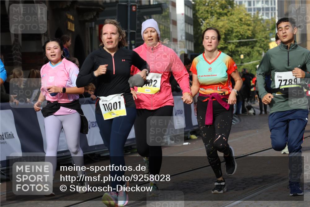 05.10.2025 - 20. swb-Marathon Bremen Strokosch-Dieckow http://msf.ph/oto/9258028 05.10.2025 11:04:10 Ziel 7789, 9275, 9448, 10098, 10853, 11001, 11077, 11102, 11611, 11685 meine-sportfotos.de