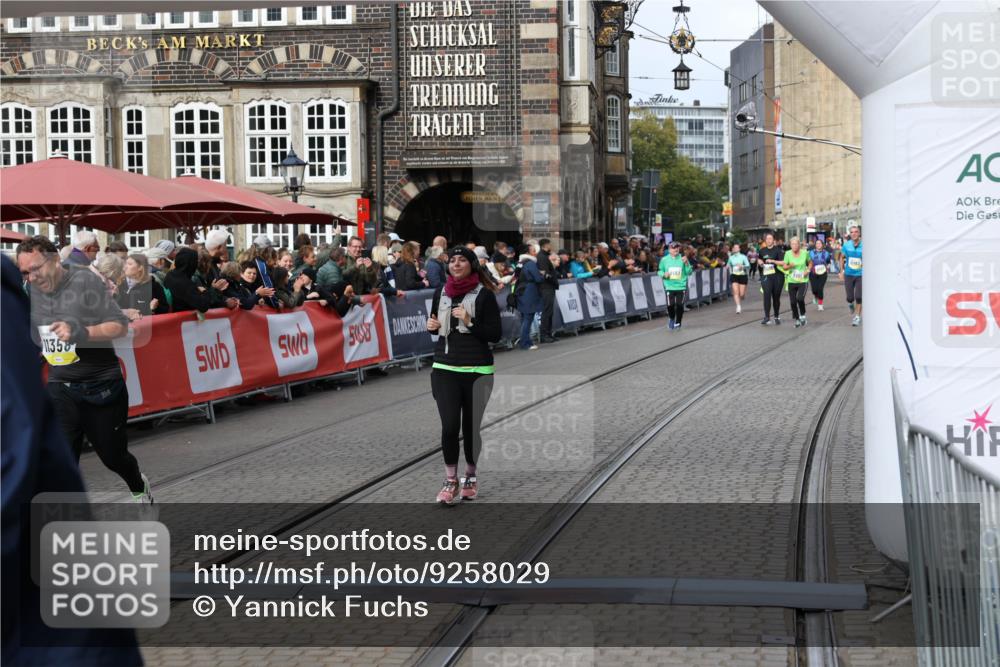 05.10.2025 - 20. swb-Marathon Bremen Yannick Fuchs http://msf.ph/oto/9258029 05.10.2025 11:16:34 Ziel 10023, 10083, 10379, 10450, 11029, 11358, 11404 meine-sportfotos.de