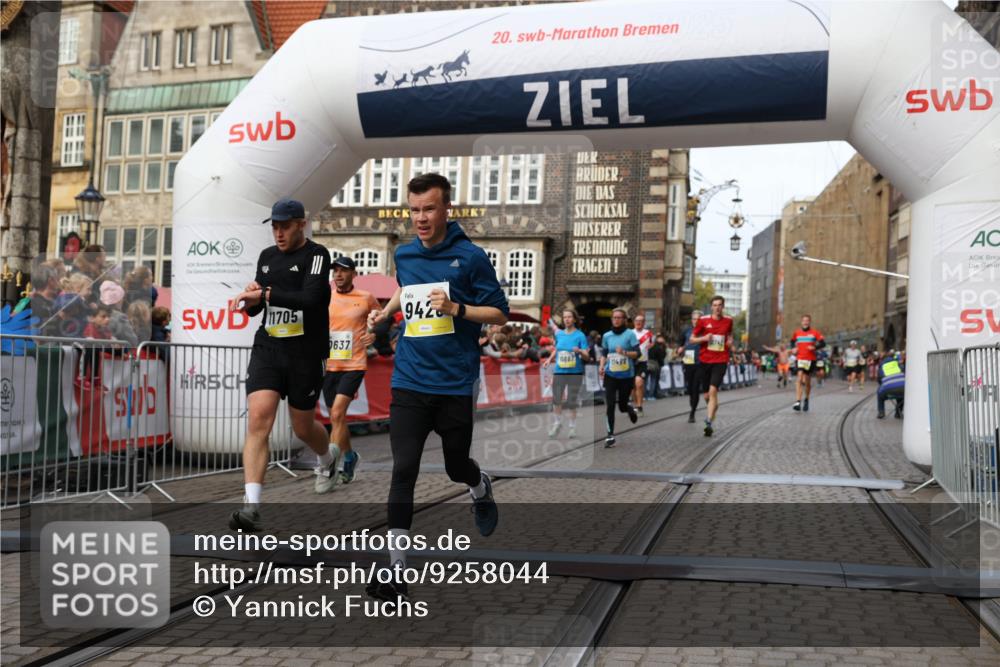 05.10.2025 - 20. swb-Marathon Bremen Yannick Fuchs http://msf.ph/oto/9258044 05.10.2025 10:47:32 Ziel 9244, 9428, 9670, 10319, 10637, 10667, 10951, 11498, 11705, 11742 meine-sportfotos.de