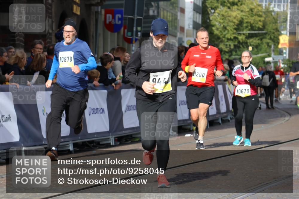 05.10.2025 - 20. swb-Marathon Bremen Strokosch-Dieckow http://msf.ph/oto/9258045 05.10.2025 11:04:16 Ziel 9448, 9537, 9684, 10098, 10678, 11200, 11685 meine-sportfotos.de