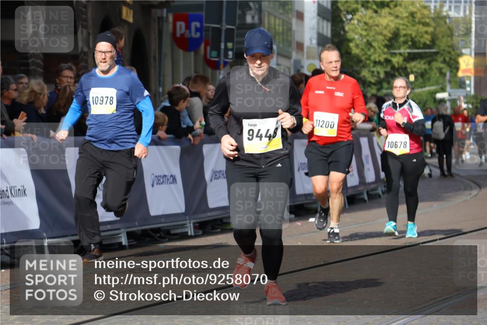 05.10.2025 - 20. swb-Marathon Bremen Strokosch-Dieckow http://msf.ph/oto/9258070 05.10.2025 11:04:16 Ziel 9448, 9537, 9684, 10098, 10678, 11200, 11685 meine-sportfotos.de