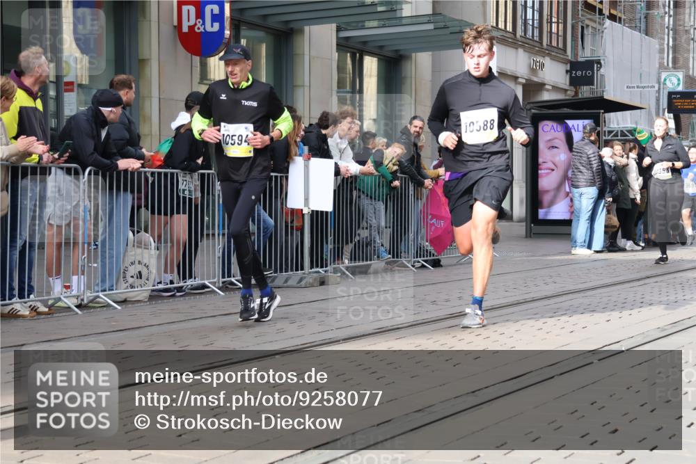 05.10.2025 - 20. swb-Marathon Bremen Strokosch-Dieckow http://msf.ph/oto/9258077 05.10.2025 10:58:46 Ziel 9219, 9349, 9454, 9508, 9518, 9542, 9601, 9692, 9847, 9977, 10039, 10080, 10143, 10200, 10274, 10353, 10357, 10588, 10594, 10607, 11207, 11400, 11612, 9219, 9349, 9454, 9508, 9518, 9542, 9601, 9692, 9847, 9977, 10039, 10080, 10143, 10200, 10274, 10353, 10357, 10588, 10594, 10607, 11207, 11400, 11612 meine-sportfotos.de