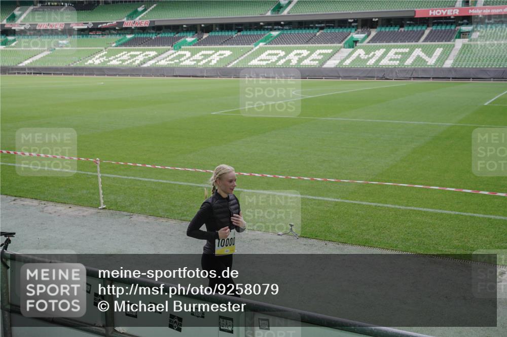 05.10.2025 - 20. swb-Marathon Bremen Michael Burmester http://msf.ph/oto/9258079 05.10.2025 10:45:37 Laufen im Stadion 7109, 7110, 8476, 9203, 9242, 9420, 9441, 9643, 9756, 9838, 9948, 10000, 10023, 10083, 10186, 10201, 10282, 10292, 10472, 10496, 10602, 10622, 10671, 10728, 10752, 10759, 10808, 10842, 10957, 10976, 11020, 11029, 11036, 11068, 11085, 11139, 11264, 11332, 11375, 11438, 11541, 9264, 9342, 9567, 9767, 9768, 9899, 9970, 10114, 10115, 10190, 10339, 10340, 10379, 10647, 10846, 11060, 11117, 11118, 11293, 11367, 11378, 11557 meine-sportfotos.de
