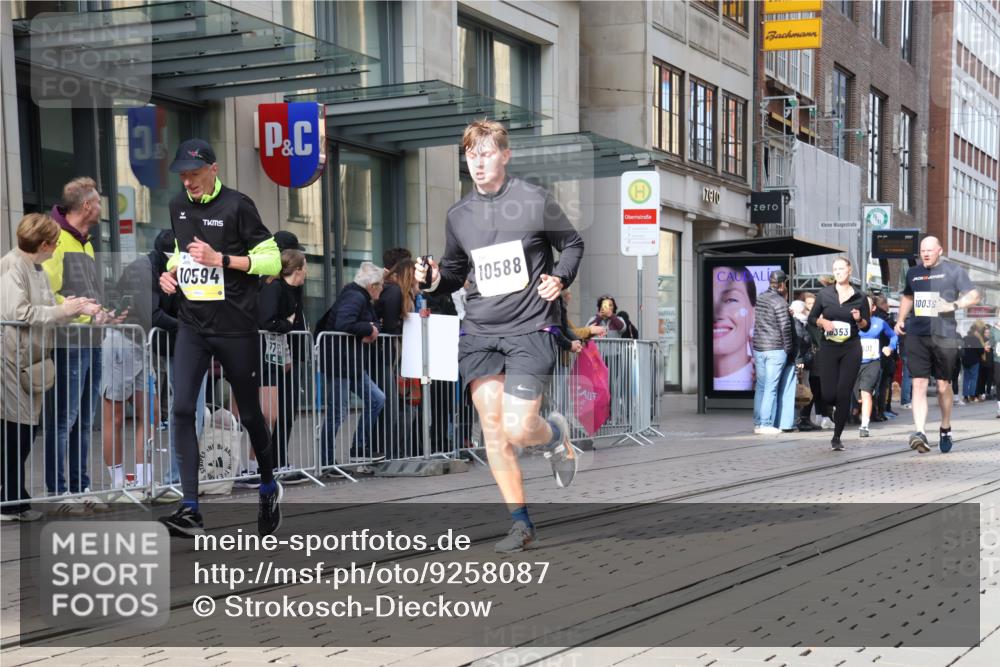 05.10.2025 - 20. swb-Marathon Bremen Strokosch-Dieckow http://msf.ph/oto/9258087 05.10.2025 10:58:46 Ziel 9219, 9349, 9454, 9508, 9518, 9542, 9601, 9692, 9847, 9977, 10039, 10080, 10143, 10200, 10274, 10353, 10357, 10588, 10594, 10607, 11207, 11400, 11612, 9219, 9349, 9454, 9508, 9518, 9542, 9601, 9692, 9847, 9977, 10039, 10080, 10143, 10200, 10274, 10353, 10357, 10588, 10594, 10607, 11207, 11400, 11612 meine-sportfotos.de