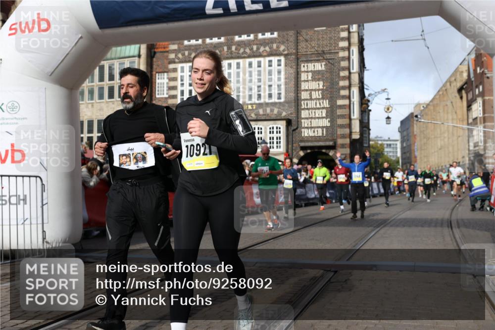 05.10.2025 - 20. swb-Marathon Bremen Yannick Fuchs http://msf.ph/oto/9258092 05.10.2025 10:56:05 Ziel 7147, 9871, 10015, 10610, 10654, 10758, 10921, 11052, 11148, 11439 meine-sportfotos.de