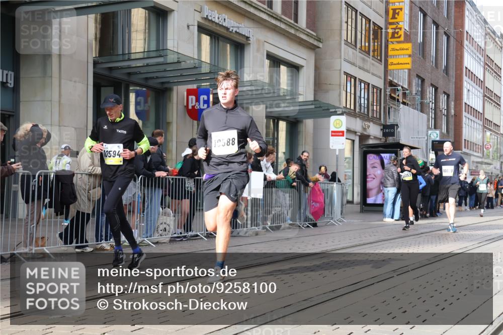 05.10.2025 - 20. swb-Marathon Bremen Strokosch-Dieckow http://msf.ph/oto/9258100 05.10.2025 10:58:46 Ziel 9219, 9349, 9454, 9508, 9518, 9542, 9601, 9692, 9847, 9977, 10039, 10080, 10143, 10200, 10274, 10353, 10357, 10588, 10594, 10607, 11207, 11400, 11612, 9219, 9349, 9454, 9508, 9518, 9542, 9601, 9692, 9847, 9977, 10039, 10080, 10143, 10200, 10274, 10353, 10357, 10588, 10594, 10607, 11207, 11400, 11612 meine-sportfotos.de