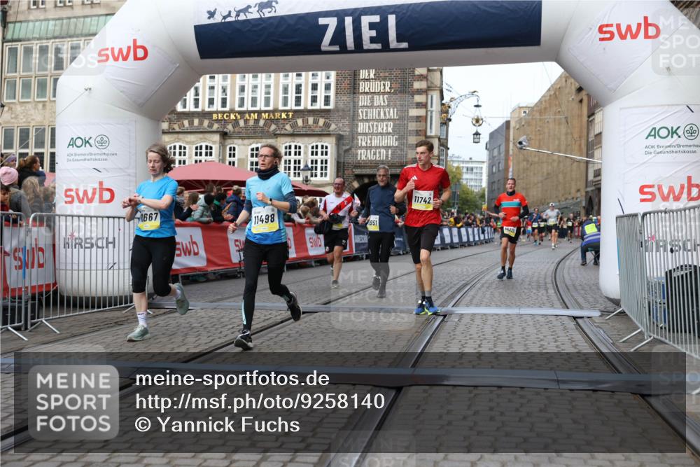 05.10.2025 - 20. swb-Marathon Bremen Yannick Fuchs http://msf.ph/oto/9258140 05.10.2025 10:47:34 Ziel 9244, 9428, 9670, 10319, 10637, 10667, 10951, 11498, 11705, 11742 meine-sportfotos.de