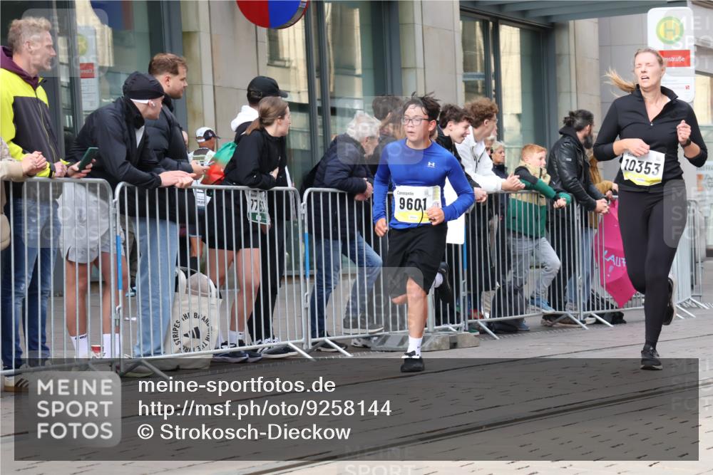 05.10.2025 - 20. swb-Marathon Bremen Strokosch-Dieckow http://msf.ph/oto/9258144 05.10.2025 10:58:48 Ziel 9183, 9219, 9454, 9508, 9518, 9542, 9601, 9692, 9847, 9977, 10039, 10143, 10200, 10274, 10353, 10357, 10407, 10588, 10594, 10607, 11006, 11007, 11207, 11400, 11612, 9183, 9219, 9454, 9508, 9518, 9542, 9601, 9692, 9847, 9977, 10039, 10143, 10200, 10274, 10353, 10357, 10407, 10588, 10594, 10607, 11006, 11007, 11207, 11400, 11612 meine-sportfotos.de