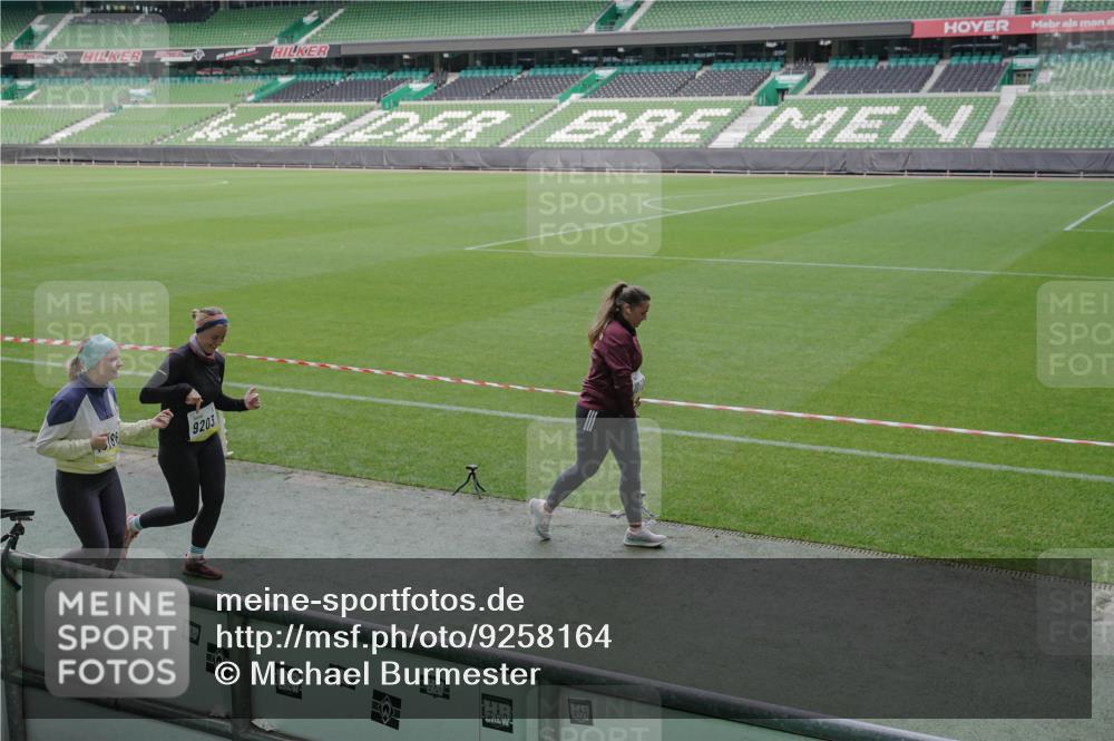 05.10.2025 - 20. swb-Marathon Bremen Michael Burmester http://msf.ph/oto/9258164 05.10.2025 10:45:46 Laufen im Stadion 9203, 9242, 9420, 9465, 9643, 9756, 9838, 10000, 10023, 10083, 10186, 10201, 10220, 10450, 10472, 10496, 10575, 10602, 10671, 10728, 10752, 10759, 10808, 10842, 10976, 11020, 11029, 11036, 11068, 11082, 11332, 11438, 11541, 7109, 7110, 8476, 9242, 9264, 9342, 9441, 9767, 9768, 9948, 9970, 10114, 10115, 10190, 10282, 10292, 10339, 10340, 10379, 10622, 10647, 10846, 10957, 11060, 11085, 11117, 11118, 11139, 11264, 11367, 11375, 11378 meine-sportfotos.de