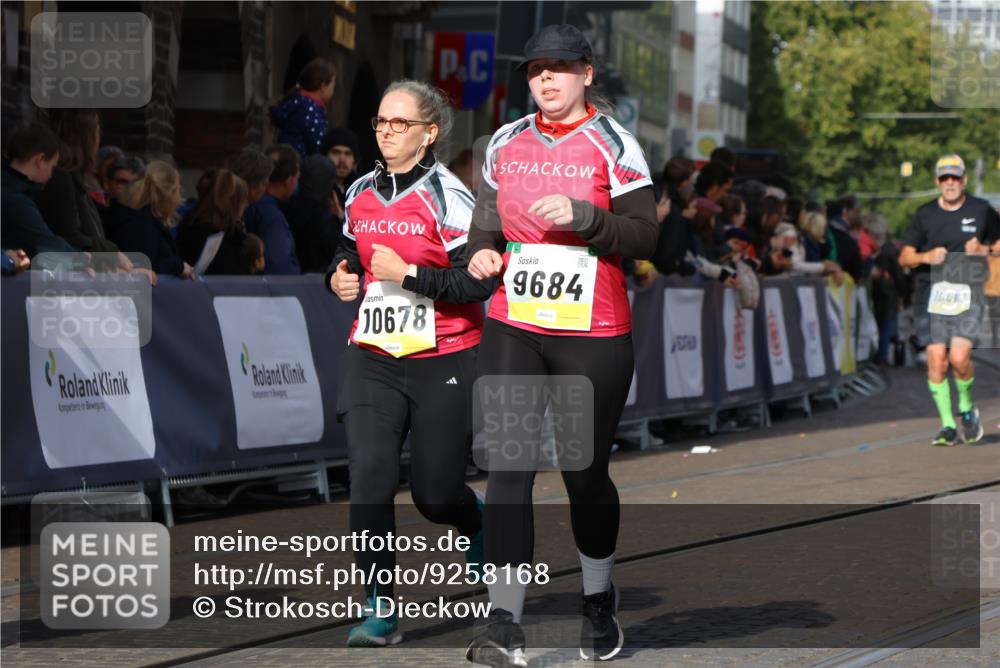 05.10.2025 - 20. swb-Marathon Bremen Strokosch-Dieckow http://msf.ph/oto/9258168 05.10.2025 11:04:20 Ziel 9448, 9537, 9684, 10439, 10678, 11044, 11200 meine-sportfotos.de