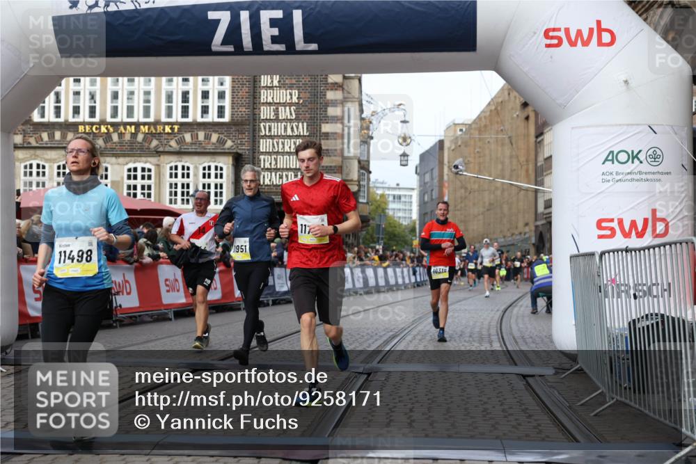 05.10.2025 - 20. swb-Marathon Bremen Yannick Fuchs http://msf.ph/oto/9258171 05.10.2025 10:47:34 Ziel 9244, 9428, 9670, 10319, 10637, 10667, 10951, 11498, 11705, 11742 meine-sportfotos.de
