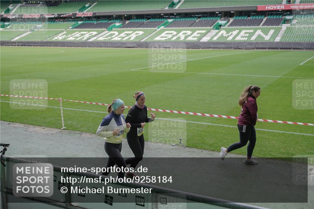 05.10.2025 - 20. swb-Marathon Bremen Michael Burmester http://msf.ph/oto/9258184 05.10.2025 10:45:47 Laufen im Stadion 9203, 9420, 9465, 9643, 9756, 9838, 9869, 10000, 10023, 10083, 10186, 10201, 10220, 10312, 10450, 10465, 10472, 10496, 10575, 10602, 10671, 10728, 10752, 10759, 10808, 10842, 10976, 11020, 11029, 11036, 11068, 11082, 11332, 11438, 11541, 7109, 7110, 8476, 9242, 9264, 9342, 9441, 9756, 9767, 9768, 9948, 9970, 10114, 10115, 10190, 10282, 10292, 10339, 10340, 10379, 10622, 10647, 10842, 10846, 10957, 11085, 11117, 11118, 11139, 11264, 11367, 11375, 11378 meine-sportfotos.de