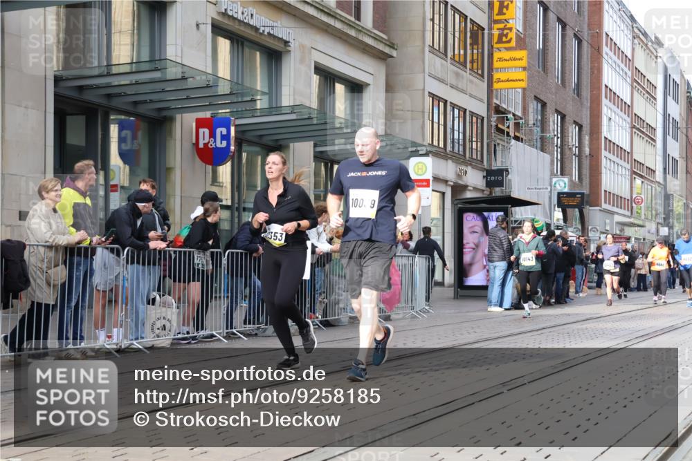 05.10.2025 - 20. swb-Marathon Bremen Strokosch-Dieckow http://msf.ph/oto/9258185 05.10.2025 10:58:50 Ziel 9183, 9219, 9454, 9508, 9601, 9635, 9692, 9847, 9977, 10039, 10143, 10200, 10274, 10353, 10357, 10407, 10588, 10594, 10607, 11006, 11007, 11207, 11400, 9183, 9219, 9454, 9508, 9601, 9635, 9692, 9847, 9977, 10039, 10143, 10200, 10274, 10353, 10357, 10407, 10588, 10594, 10607, 11006, 11007, 11207, 11400 meine-sportfotos.de