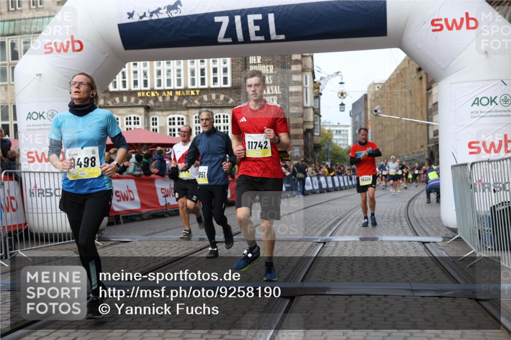 05.10.2025 - 20. swb-Marathon Bremen Yannick Fuchs http://msf.ph/oto/9258190 05.10.2025 10:47:35 Ziel 9244, 9428, 10319, 10637, 10667, 10951, 11498, 11705, 11742 meine-sportfotos.de