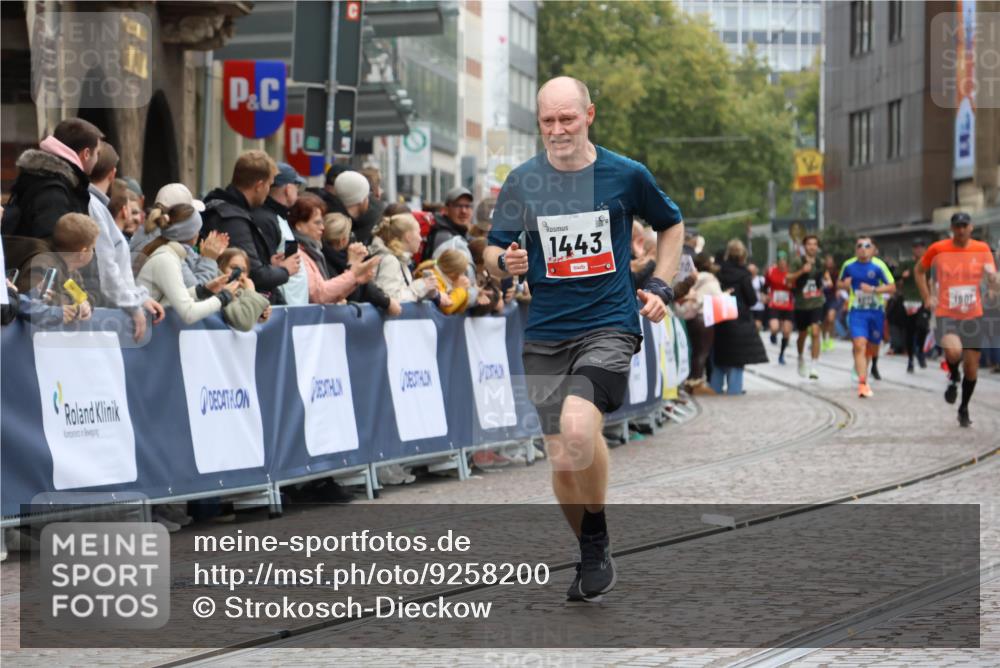 05.10.2025 - 20. swb-Marathon Bremen Strokosch-Dieckow http://msf.ph/oto/9258200 05.10.2025 12:55:29 Ziel 1443, 1907, 1912, 6075 meine-sportfotos.de
