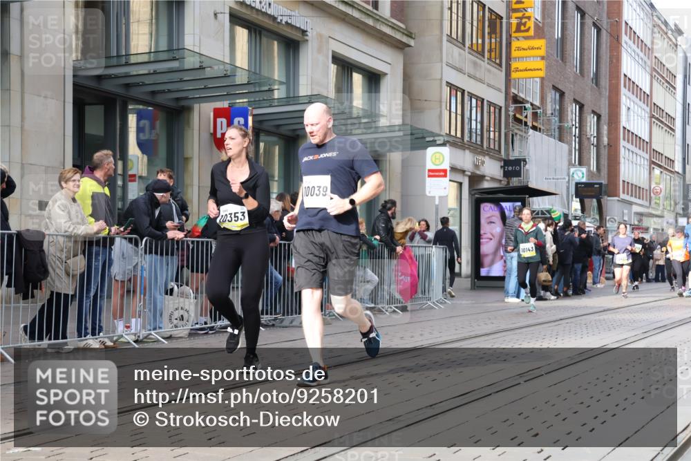 05.10.2025 - 20. swb-Marathon Bremen Strokosch-Dieckow http://msf.ph/oto/9258201 05.10.2025 10:58:50 Ziel 9183, 9219, 9454, 9508, 9601, 9635, 9692, 9847, 9977, 10039, 10143, 10200, 10274, 10353, 10357, 10407, 10588, 10594, 10607, 11006, 11007, 11207, 11400, 9183, 9219, 9454, 9508, 9601, 9635, 9692, 9847, 9977, 10039, 10143, 10200, 10274, 10353, 10357, 10407, 10588, 10594, 10607, 11006, 11007, 11207, 11400 meine-sportfotos.de