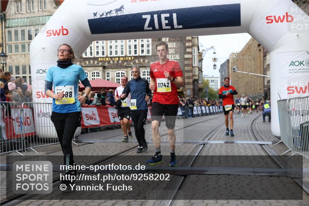 05.10.2025 - 20. swb-Marathon Bremen Yannick Fuchs http://msf.ph/oto/9258202 05.10.2025 10:47:35 Ziel 9244, 9428, 10319, 10637, 10667, 10951, 11498, 11705, 11742 meine-sportfotos.de