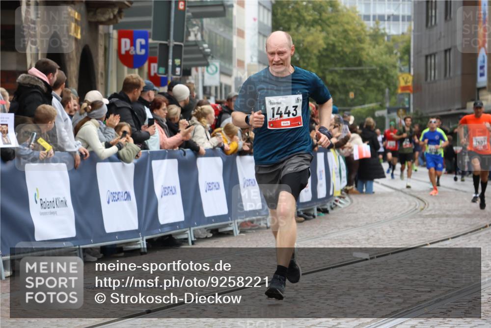 05.10.2025 - 20. swb-Marathon Bremen Strokosch-Dieckow http://msf.ph/oto/9258221 05.10.2025 12:55:29 Ziel 1443, 1907, 1912, 6075 meine-sportfotos.de