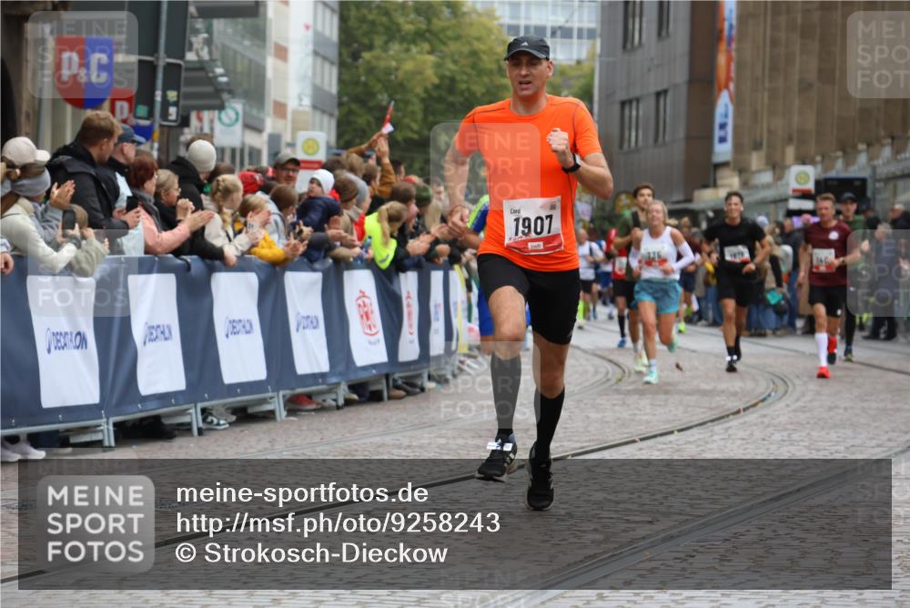 05.10.2025 - 20. swb-Marathon Bremen Strokosch-Dieckow http://msf.ph/oto/9258243 05.10.2025 12:55:34 Ziel 735, 1907, 6075 meine-sportfotos.de