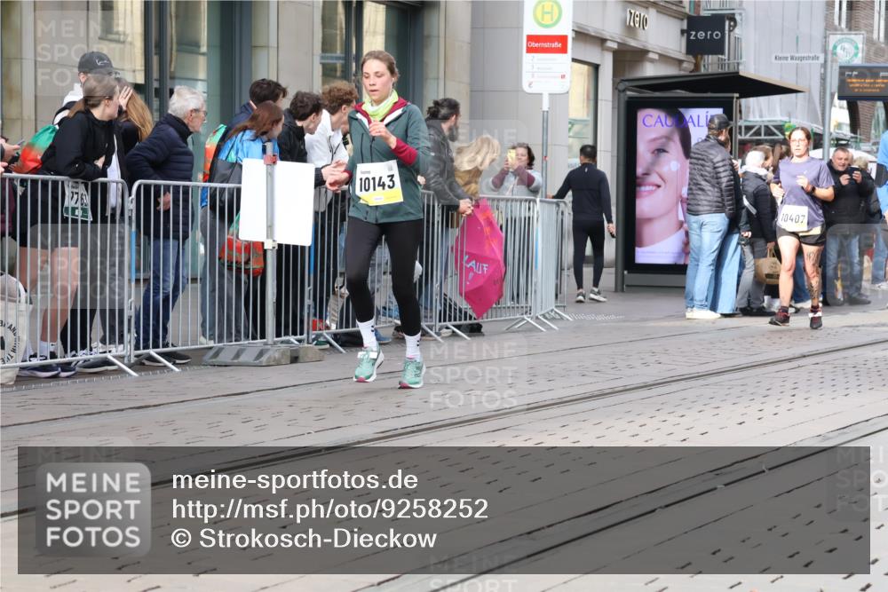 05.10.2025 - 20. swb-Marathon Bremen Strokosch-Dieckow http://msf.ph/oto/9258252 05.10.2025 10:58:52 Ziel 9183, 9219, 9454, 9508, 9635, 9692, 9847, 9977, 10039, 10143, 10200, 10274, 10353, 10357, 10407, 10588, 10594, 10607, 11006, 11007, 11207, 11400, 9183, 9219, 9454, 9508, 9635, 9692, 9847, 9977, 10039, 10143, 10200, 10274, 10353, 10357, 10407, 10588, 10594, 10607, 11006, 11007, 11207, 11400 meine-sportfotos.de