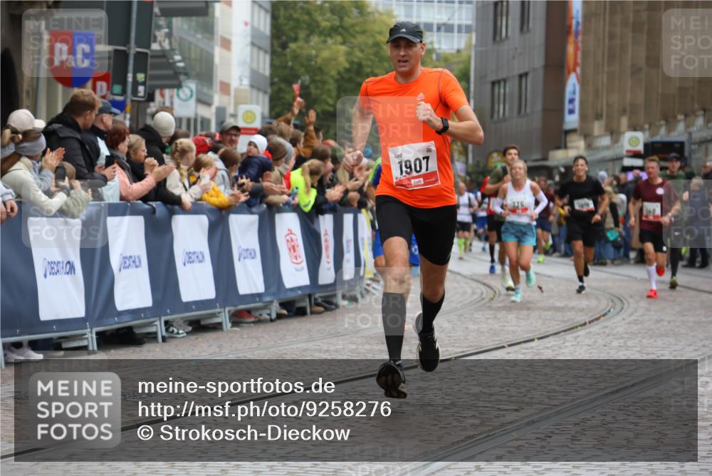 05.10.2025 - 20. swb-Marathon Bremen Strokosch-Dieckow http://msf.ph/oto/9258276 05.10.2025 12:55:34 Ziel 735, 1907, 6075 meine-sportfotos.de